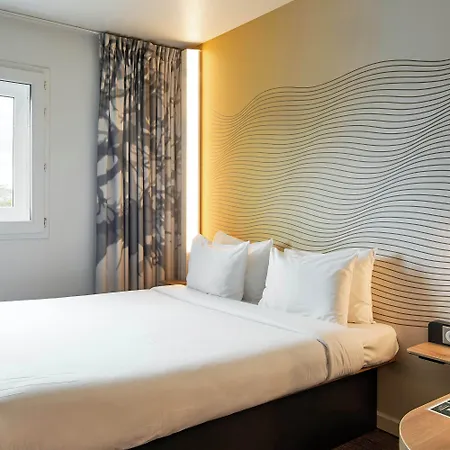 Отель Rueil-malmaison 3*