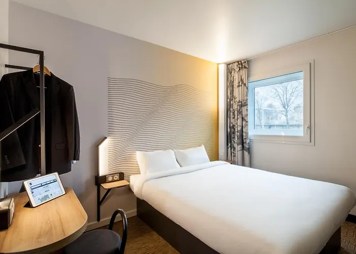 Rueil-malmaison Отель 3*