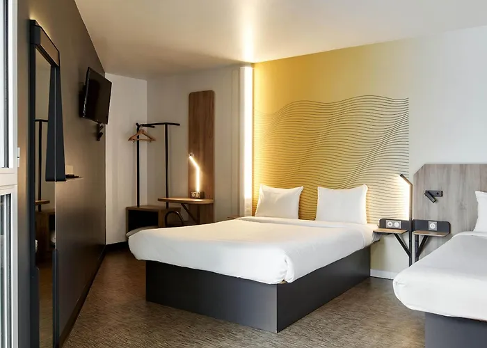 Отель Rueil-malmaison 3*