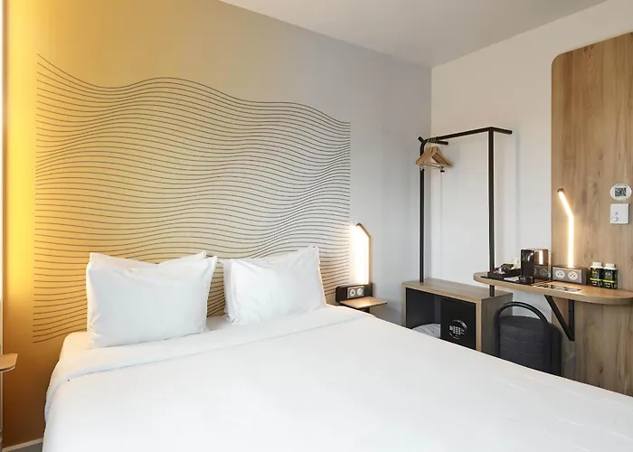 Rueil-malmaison Отель 3*