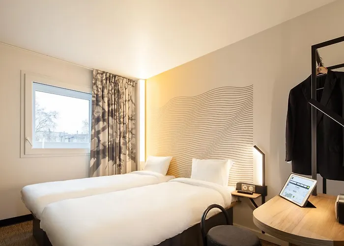 Rueil-malmaison Отель 3*